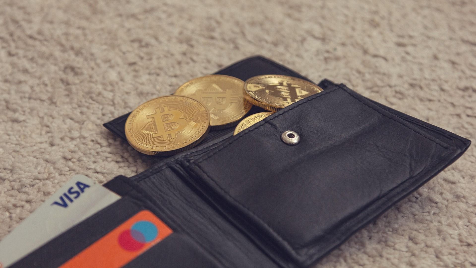 棕色皮銀包內裝滿金色比特幣，示意香港加密貨幣錢包的不同選擇